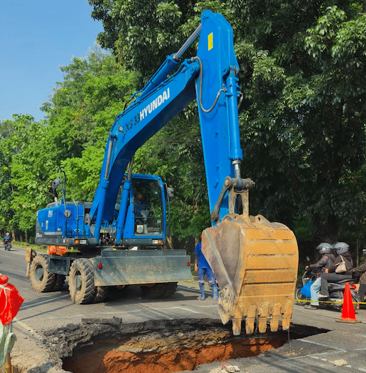 Kasudin SDA Jakarta Selatan melakukan monitoring penanganan jalan amblas di Jalan Raya Lenteng Agung, Kelurahan Srengseng Sawah, Kecamatan J