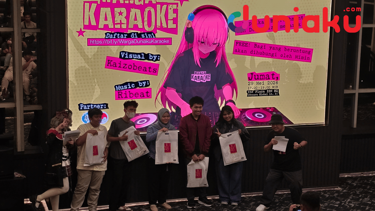 Beberapa peserta berpose sambil memegang hadiah di acara Warga Karaoke di The Plaza, IDN HQ dengan latar layar besar bertema anime DJ.