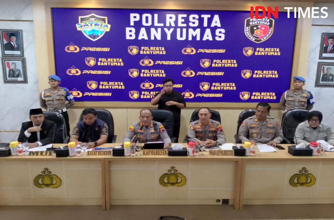 Kapolresta Banyumas bersama jajaran kepolisian dan perwakilan instansi lain menggelar konferensi pers di ruang rapat Polresta Banyumas.