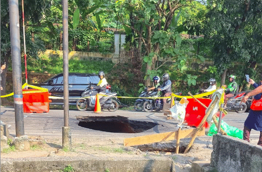 Kasudin SDA Jakarta Selatan melakukan monitoring penanganan jalan amblas di Jalan Raya Lenteng Agung, Kelurahan Srengseng Sawah, Kecamatan J