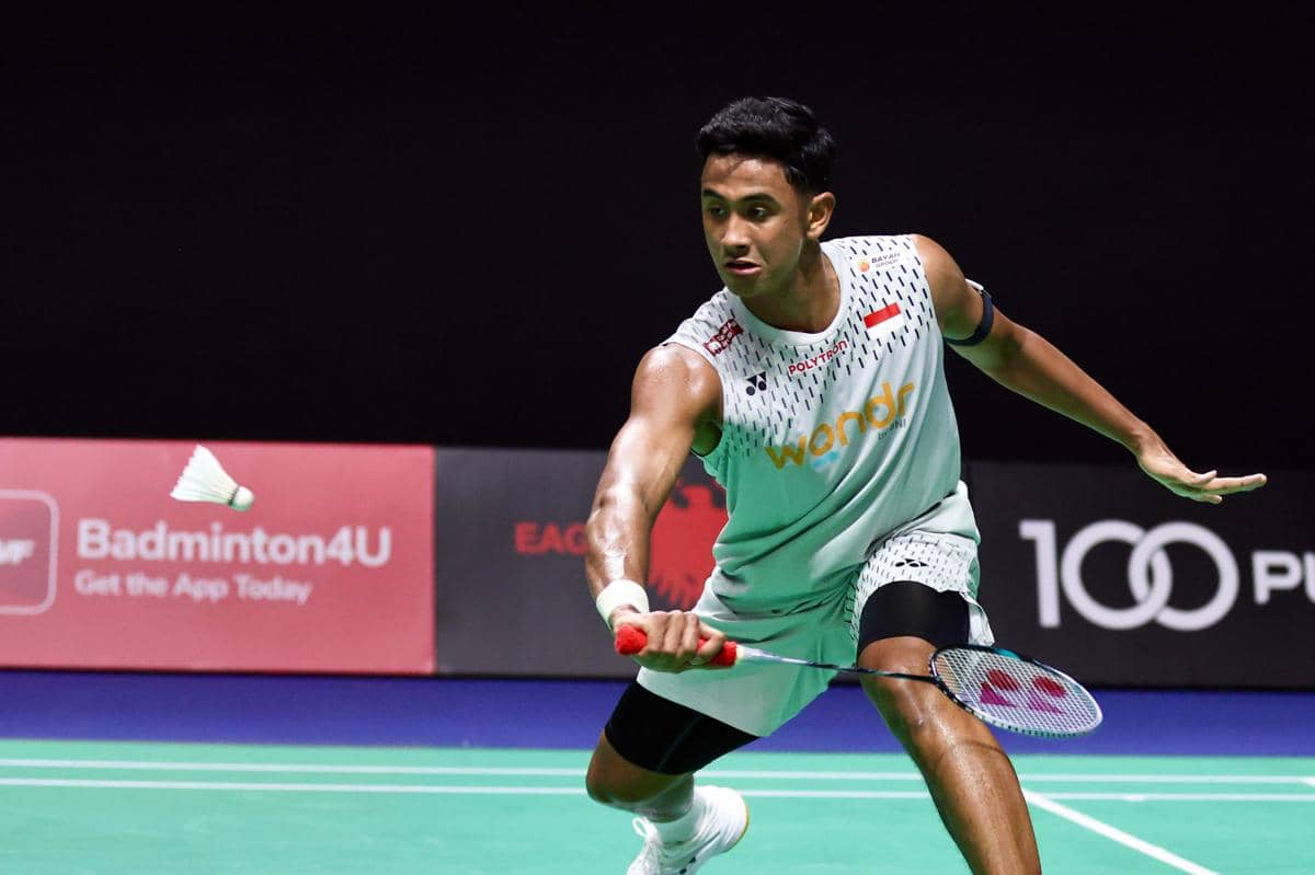 Alwi Farhan saat berlaga mengalahkan ranking satu dunia asal China, Shi Yu Qi, di 16 besar Singapore Open 2026 (dok.PP PBSI)