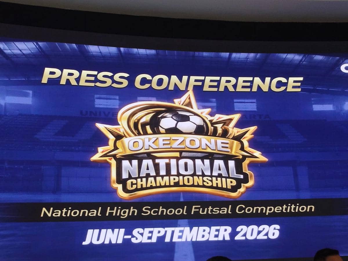 Latar belakang konferensi pers Turnamen Futsal Okezone National Championship dengan logo dan jadwal Juni hingga September 2026.