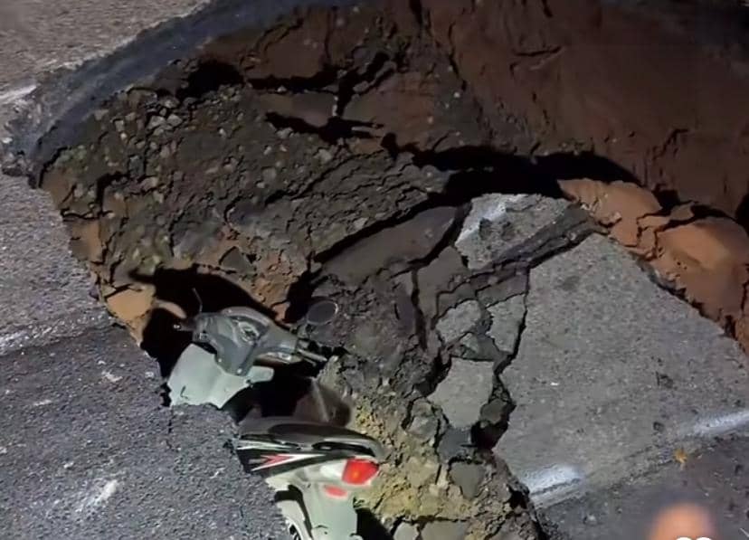 Pemotor Terperosok ke Sinkhole Jalan Lenteng Agung-Depok