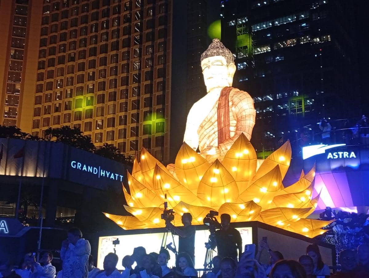Bundaran HI Bersinar Sambut Waisak 2570 Buddhist Era