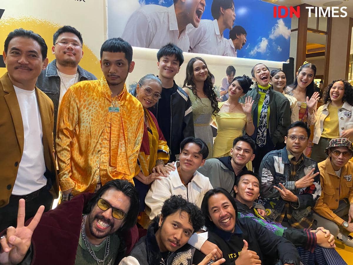 Para pemain dan kru film Nobody Loves Kay berpose bersama di acara yellow carpet dengan busana berwarna cerah dan ekspresi gembira.