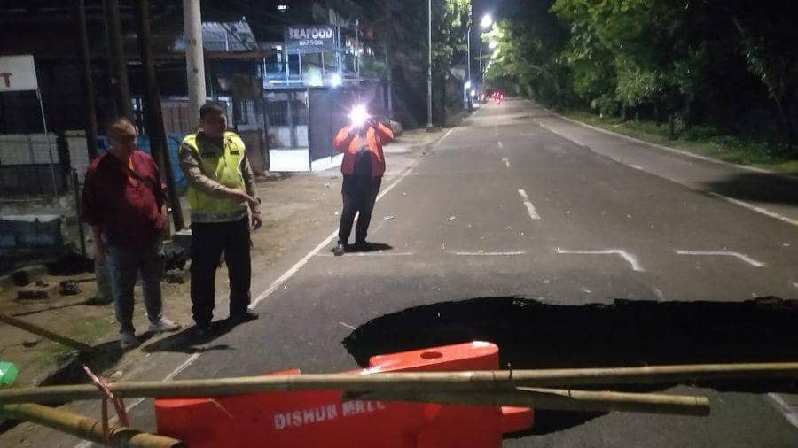 Jalan Raya Lenteng Agung-Depok Macet Parah Imbas Sinkhole Sebesar 3 Meter