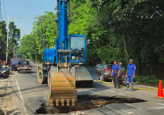 Kasudin SDA Jakarta Selatan melakukan monitoring penanganan jalan amblas di Jalan Raya Lenteng Agung, Kelurahan Srengseng Sawah, Kecamatan J