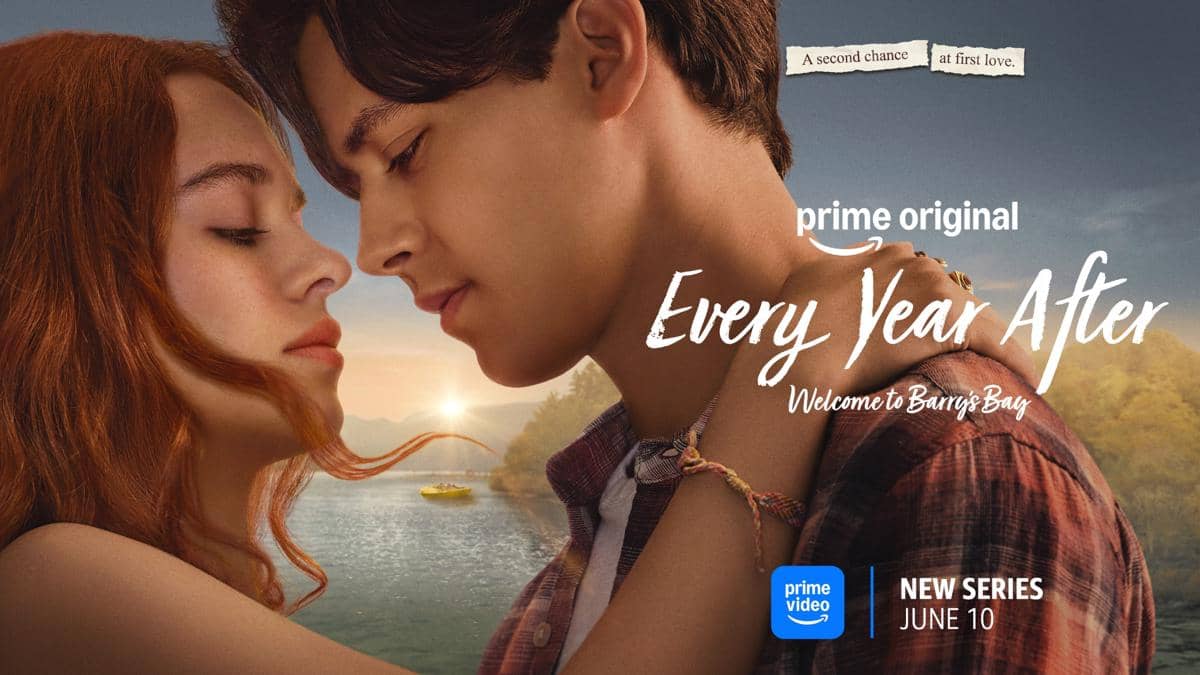 Sepasang remaja saling berpelukan dengan latar danau dan perahu kuning di kejauhan, poster serial Every Year After dari Prime Video.