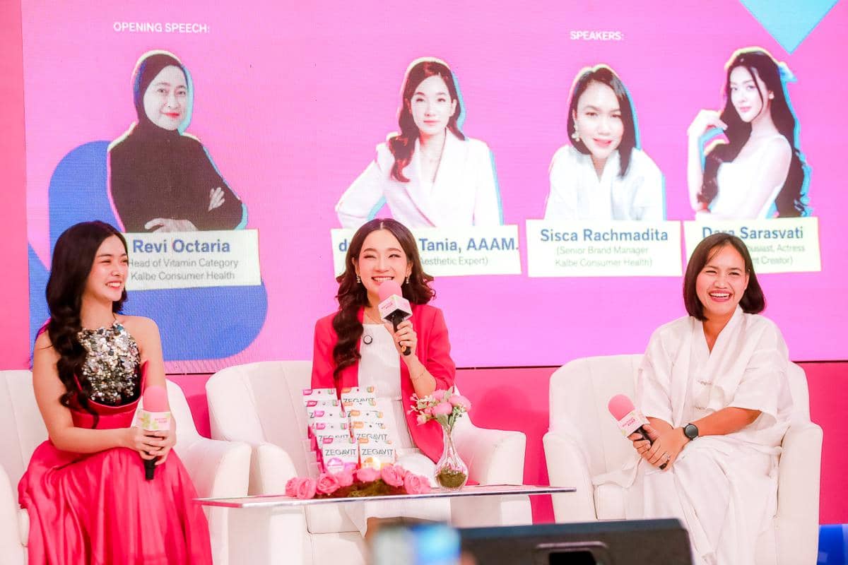 Tiga pembicara perempuan duduk di atas panggung sambil berbincang dan tersenyum pada sesi hari pertama BeautyFest Asia Jakarta by Popbela.com.