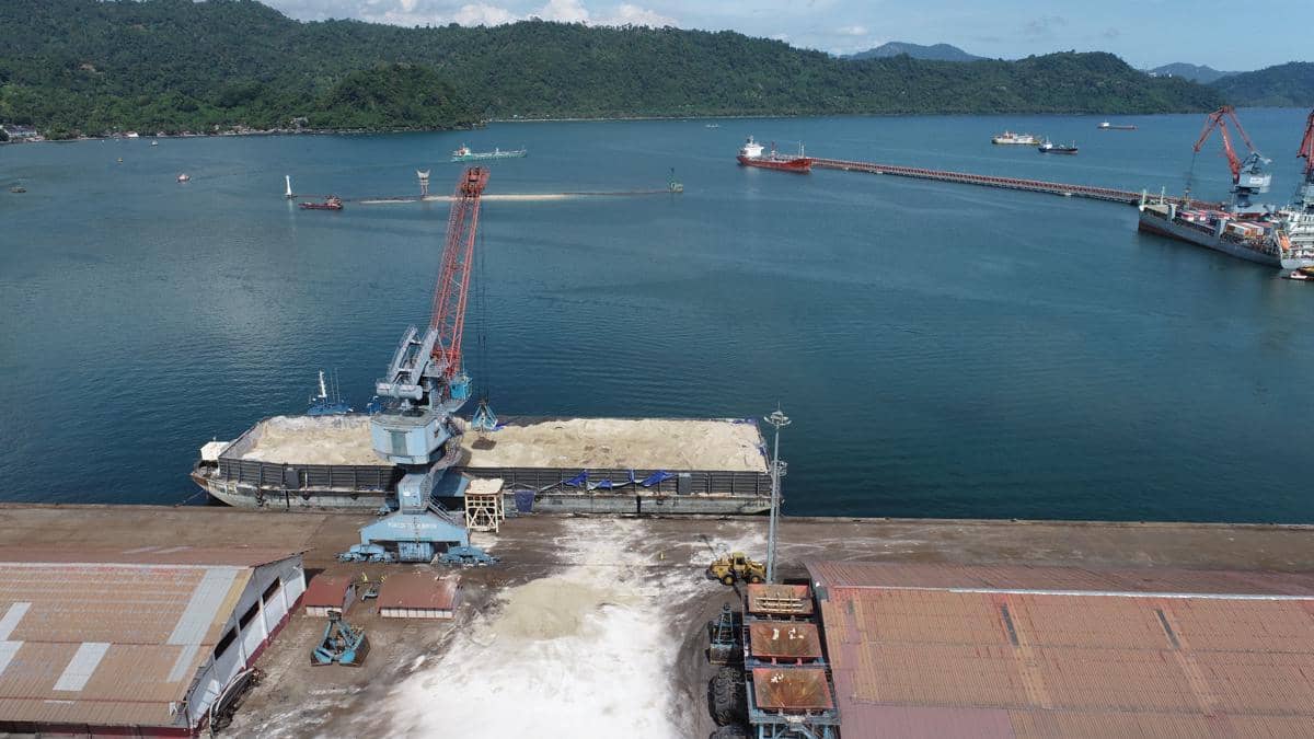 Aktivitas bongkar muat di Pelabuhan Teluk Bayur, Sumatera Barat. (Dok. PTP Nonpetikemas)