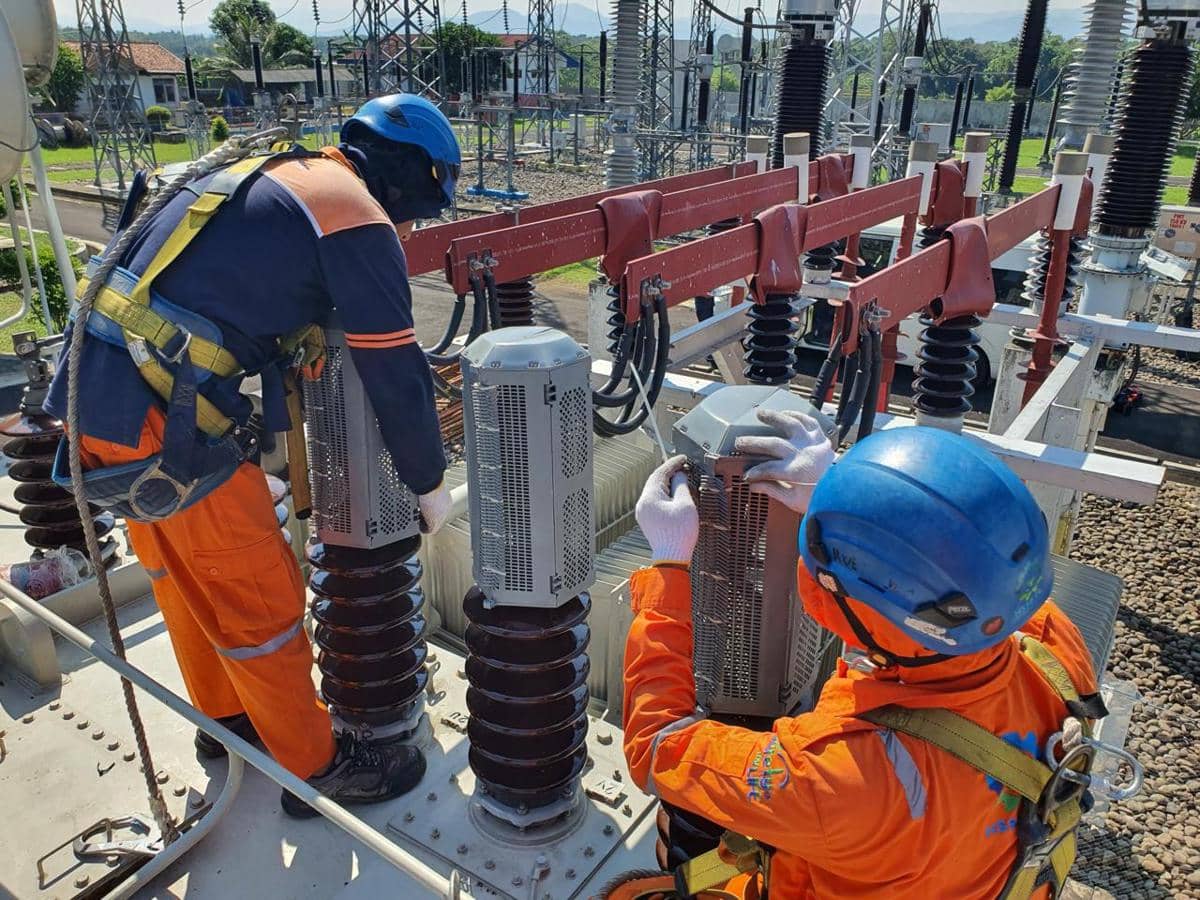 pln, pln salatiga, transmisi pln, petugas pln