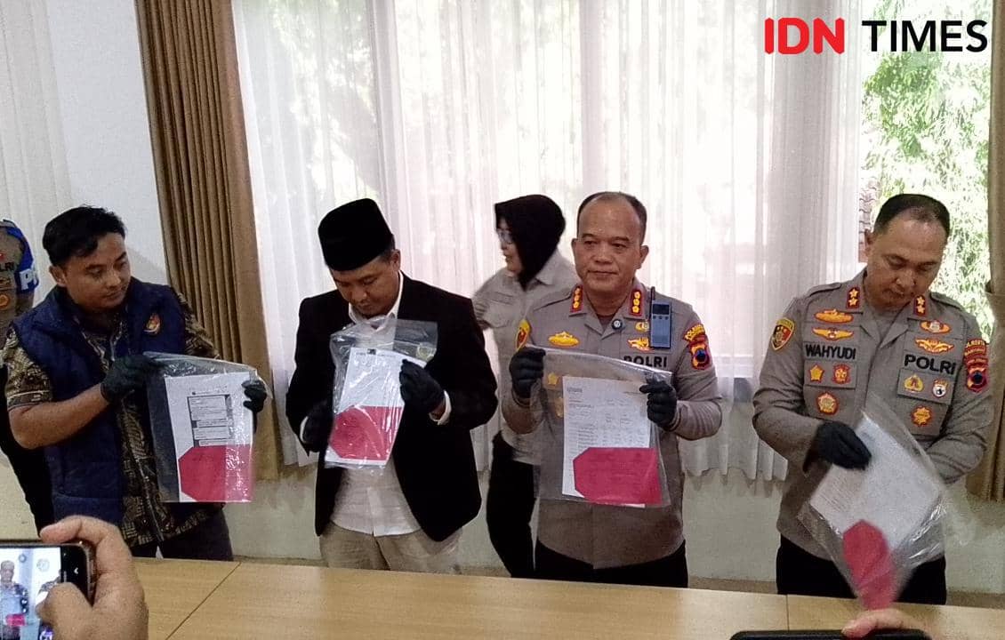 Kapolresta bersama jajaran polisi memperlihatkan barang bukti berupa dokumen transaksi perbankan terkait kasus cucu sultan palsu di sebuah ruangan.
