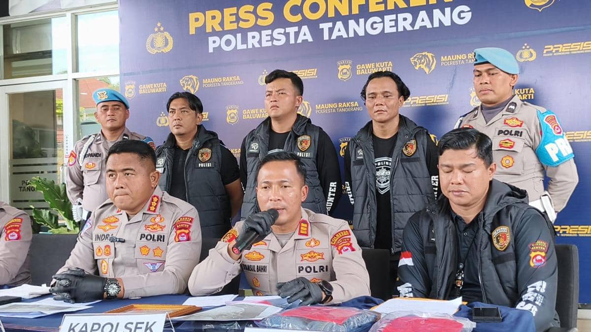 Kapolsek Cikupa bersama jajaran Polresta Tangerang memberikan keterangan pers di hadapan media dengan latar belakang spanduk resmi kepolisian.