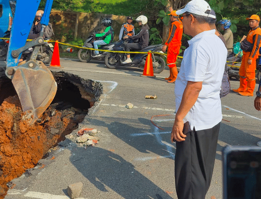 Kasudin SDA Jakarta Selatan melakukan monitoring penanganan jalan amblas di Jalan Raya Lenteng Agung, Kelurahan Srengseng Sawah, Kecamatan J