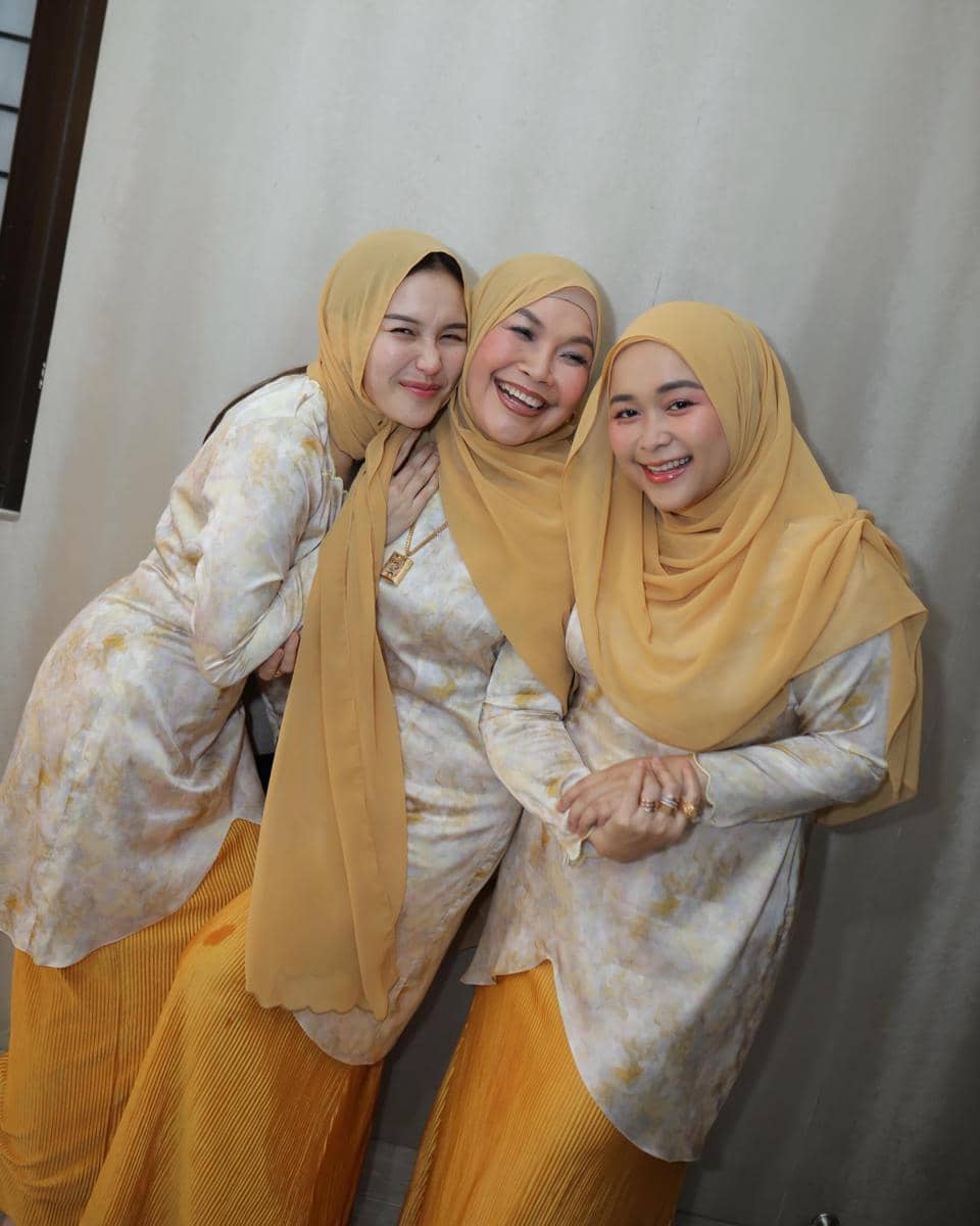 gaya Ayu Ting Ting dan keluarga saat Idul Adha
