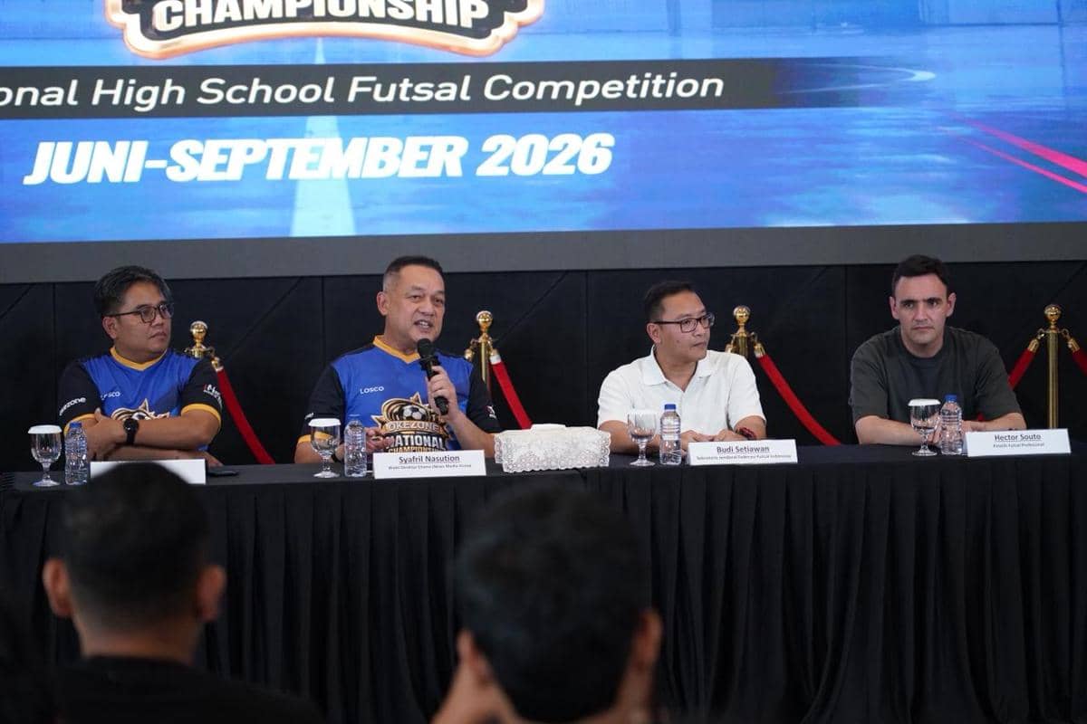Beberapa narasumber duduk di meja konferensi pers membahas penyelenggaraan Okezone National Championship Futsal 2026.