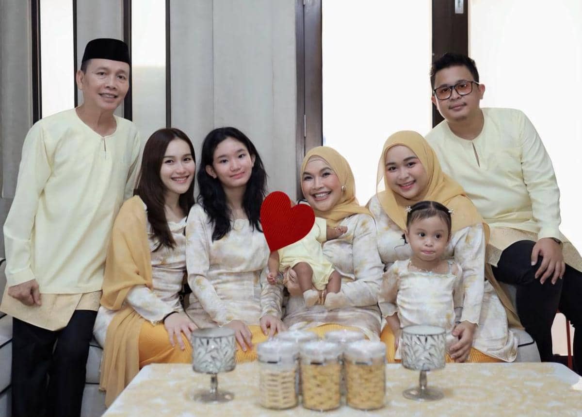 Gaya Ayu Ting Ting dan Keluarga di Momen Idul Adha, Kompak Banget!