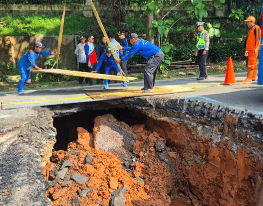 Jalan Lenteng Agung Amblas 3 Meter, Dinas SDA DKI Turunkan Alat Berat