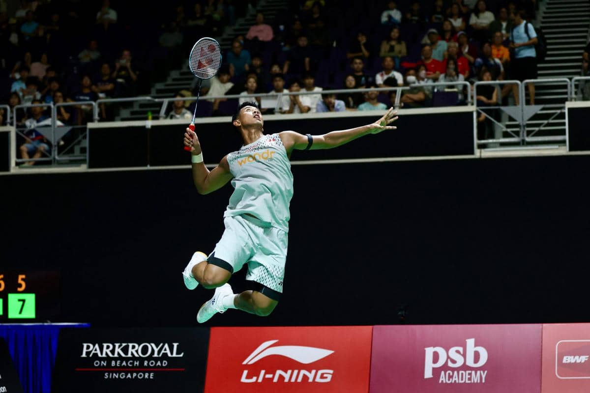 Alwi Farhan saat berlaga mengalahkan ranking satu dunia asal China, Shi Yu Qi, di 16 besar Singapore Open 2026 (dok.PP PBSI)