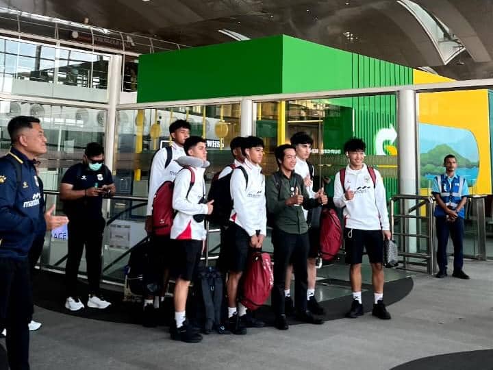 Para pemain Timnas Indonesia U-19 mengenakan seragam tim dan membawa tas ransel merah saat tiba di bandara Sumatera Utara.