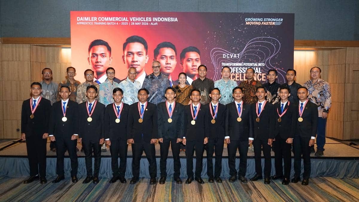Dua belas peserta pelatihan teknisi kendaraan niaga DCVI berpose bersama para pembimbing dan manajemen dalam acara penghargaan.