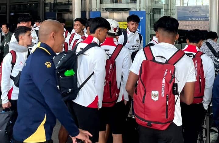 Para pemain Timnas Indonesia U-19 mengenakan jaket putih dan tas merah saat tiba di bandara Sumatera Utara pada Kamis, 28 Mei 2026.