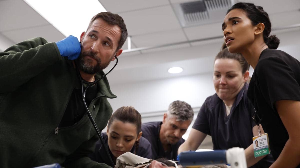 Beberapa dokter dan tenaga medis sedang menangani pasien di ruang gawat darurat dalam adegan serial The Pitt dari Apple TV.