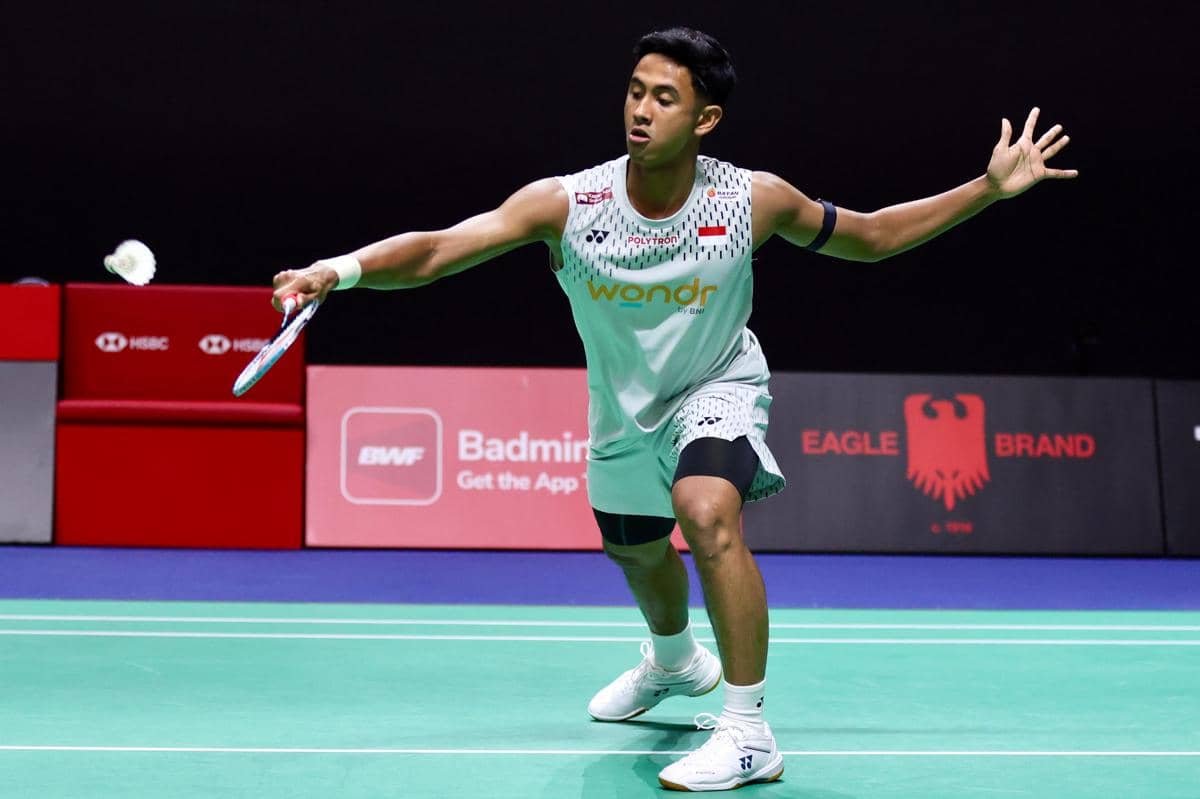 Alwi Farhan saat berlaga mengalahkan ranking satu dunia asal China, Shi Yu Qi, di 16 besar Singapore Open 2026 (dok.PP PBSI)