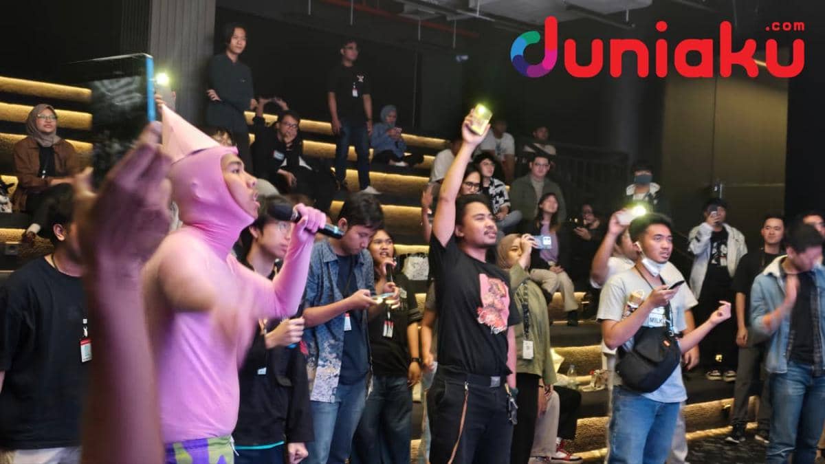 Suasana meriah acara Warga Karaoke di The Plaza, IDN HQ, dengan peserta bernyanyi bersama dan penonton mengangkat ponsel bercahaya.