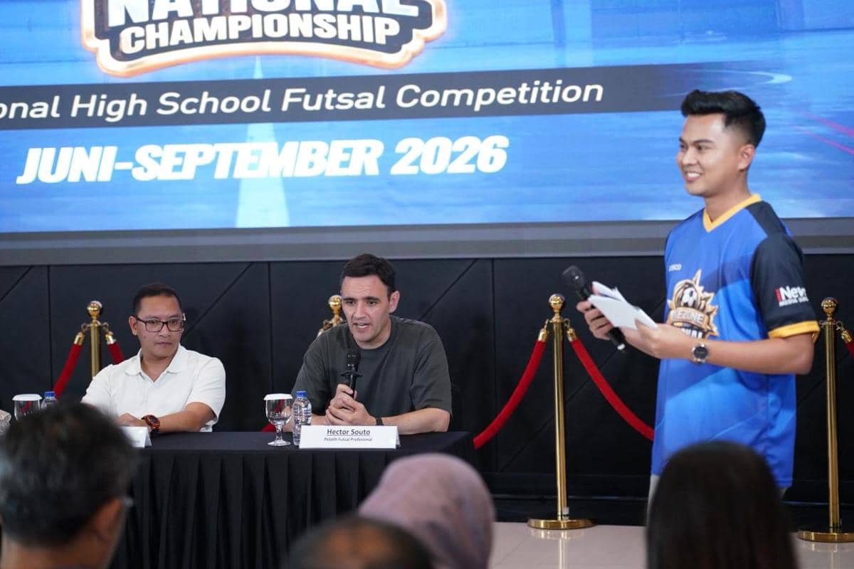 Konferensi pers peluncuran Okezone National Championship dengan pembicara dan moderator di depan layar bertuliskan jadwal turnamen futsal 2026.