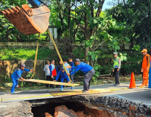 Kasudin SDA Jakarta Selatan melakukan monitoring penanganan jalan amblas di Jalan Raya Lenteng Agung, Kelurahan Srengseng Sawah, Kecamatan J