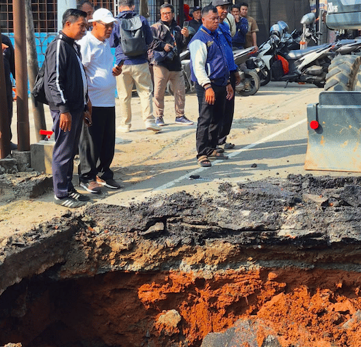 Kasudin SDA Jakarta Selatan melakukan monitoring penanganan jalan amblas di Jalan Raya Lenteng Agung, Kelurahan Srengseng Sawah, Kecamatan J