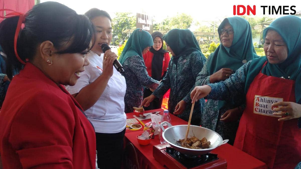 Potret Antusiasme Ibu-Ibu PKK Ikuti Lomba Memasak