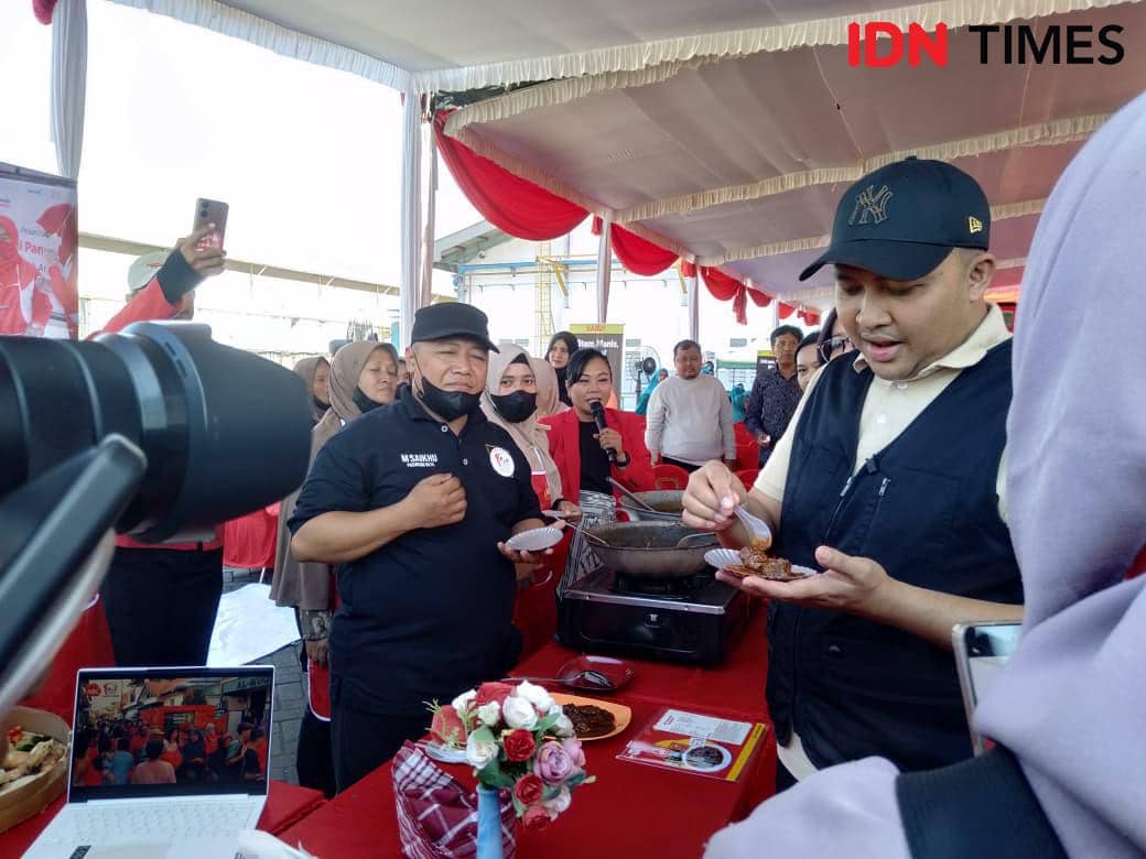 Potret Bupati Pasuruan, M. Rusdi Sutejo sedang Mencicipi Masakan Sate Goreng Kecap