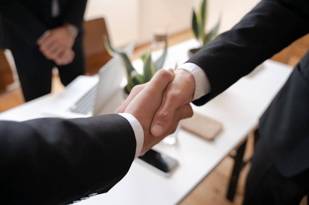 ilustrasi business deal, jabat tangan
