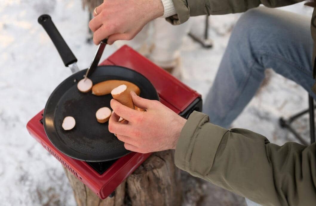 memasak saat glamping (magnific.com/freepik)