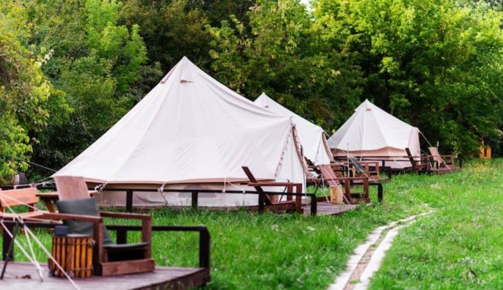 glamping (magnific.com/frimufilms)