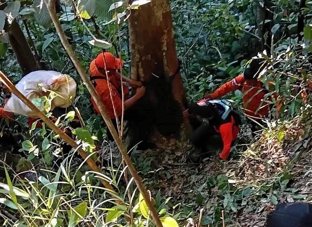 Tim SAR gabungan saat mengevakuasi warga yang jatuh ke jurang Dempo Selatan.