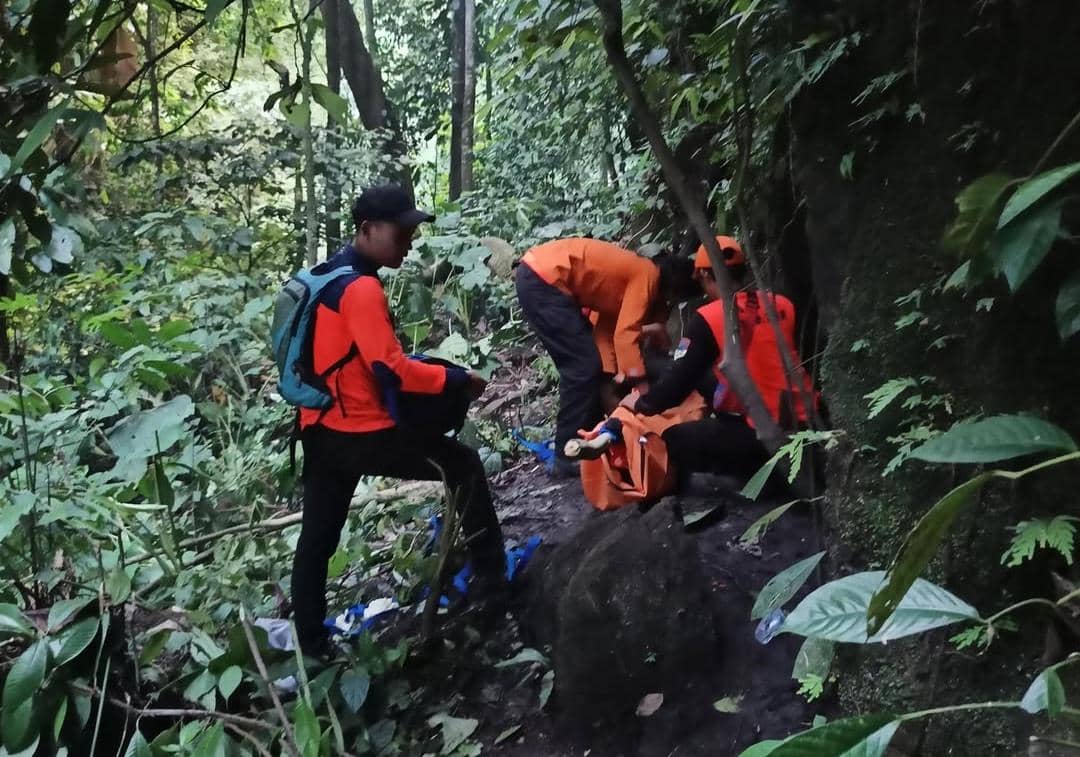 Tim SAR gabungan saat mengevakuasi warga yang jatuh ke jurang Dempo Selatan.