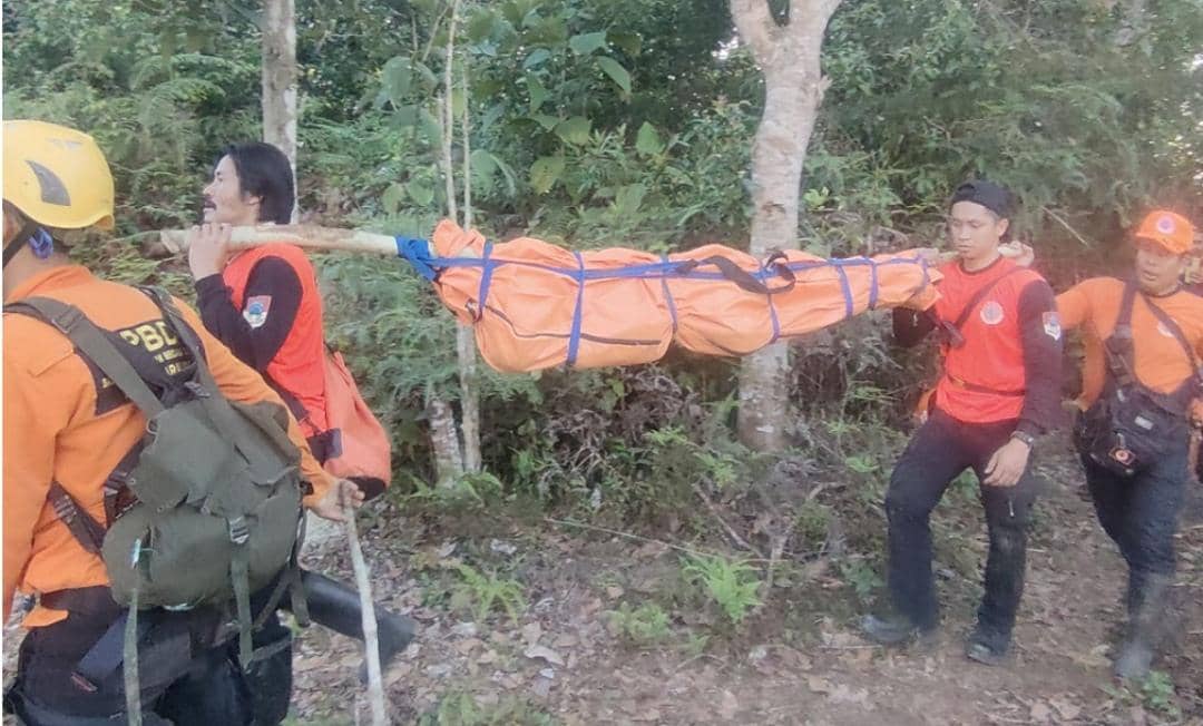 Tim SAR gabungan saat mengevakuasi warga yang jatuh ke jurang Dempo Selatan.