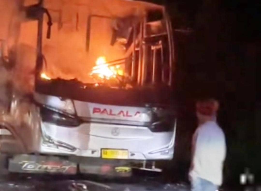 Bus Palala Jakarta-Padang terbakar di Jalintim Muba.