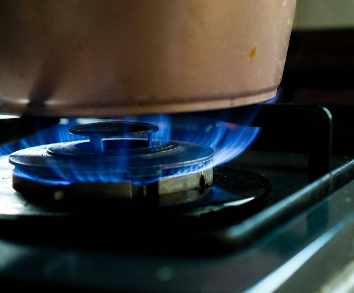 https://unsplash.com/id/foto/wadah-plastik-putih-di-atas-kompor-gas-hitam-rAdv5yB8gDc