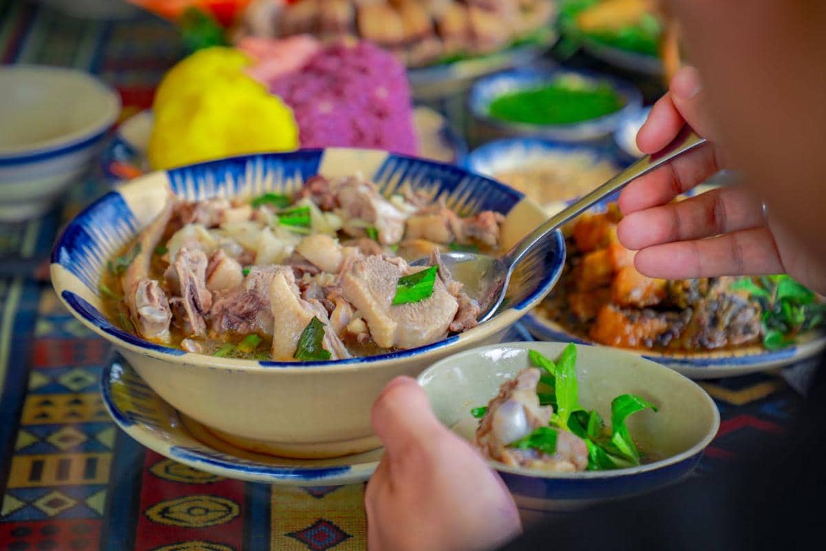 https://www.pexels.com/id-id/foto/orang-makan-malam-makan-makan-siang-19141534/