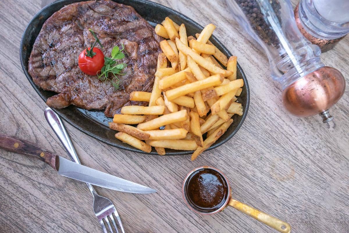 5 Tips Mengolah Daging Kurban Jadi Steak Empuk dan Juicy