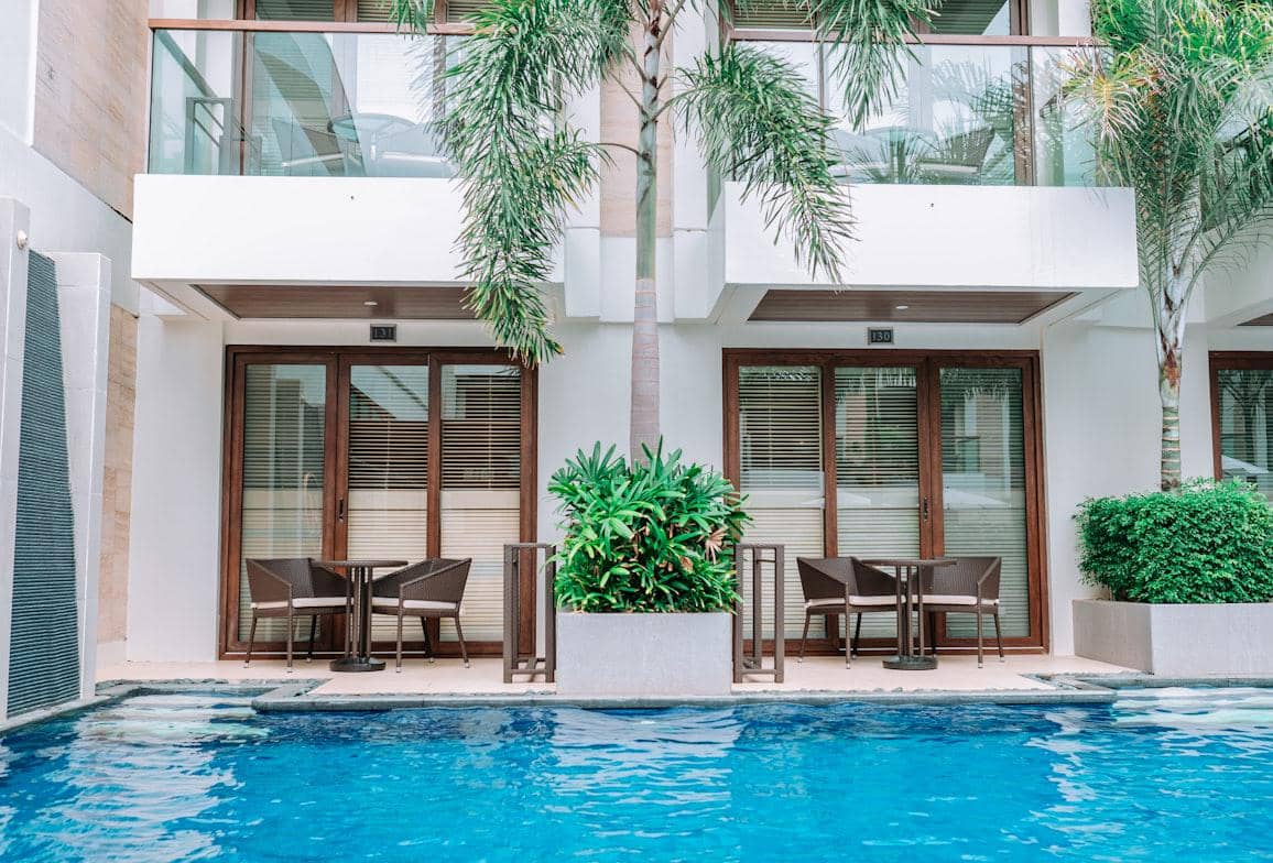 ilustrasi staycation di hotel