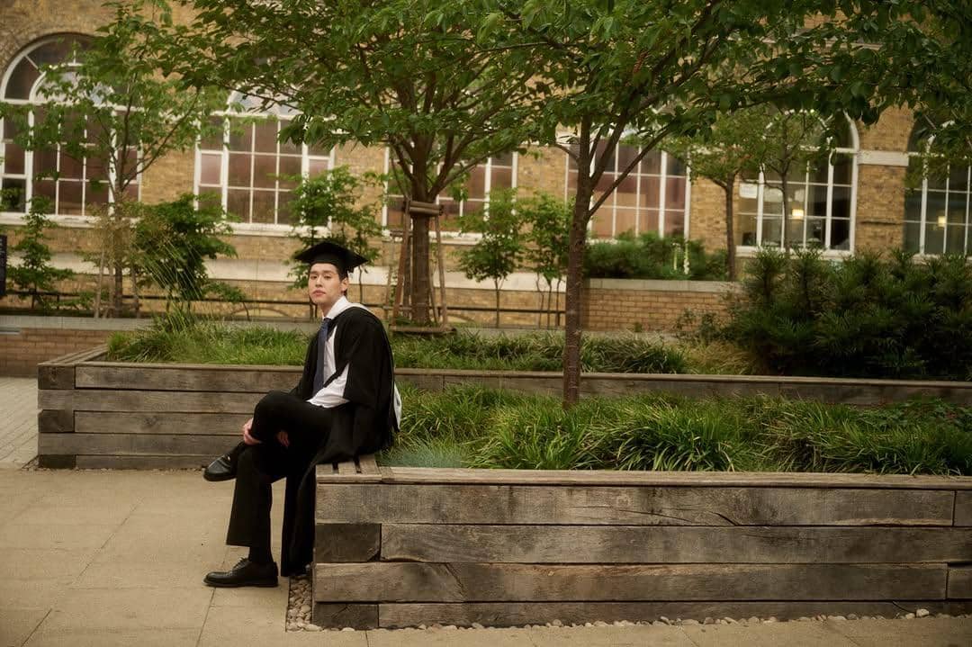 potret wisuda Billkin Putthipong dari University College London
