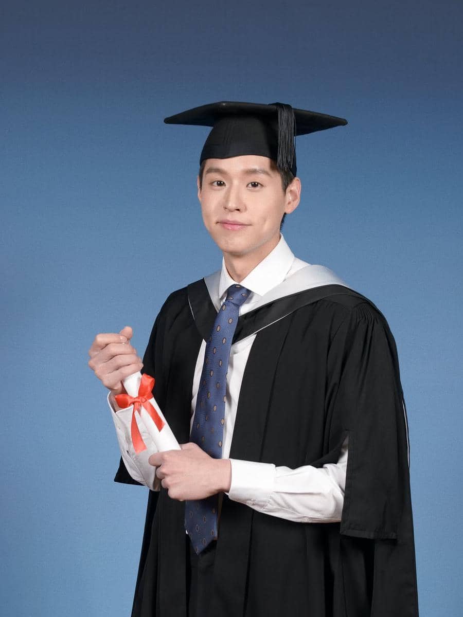 potret wisuda Billkin Putthipong dari University College London