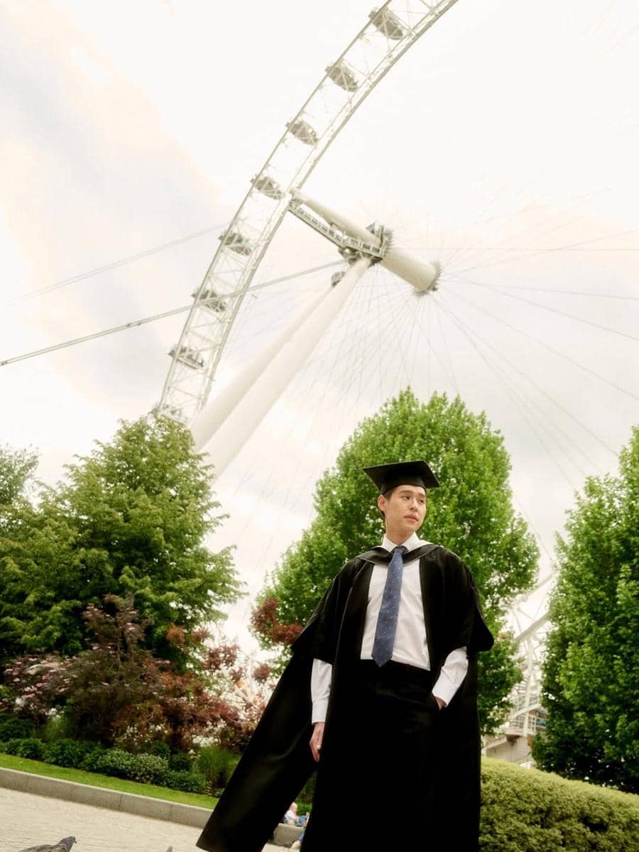 potret wisuda Billkin Putthipong dari University College London