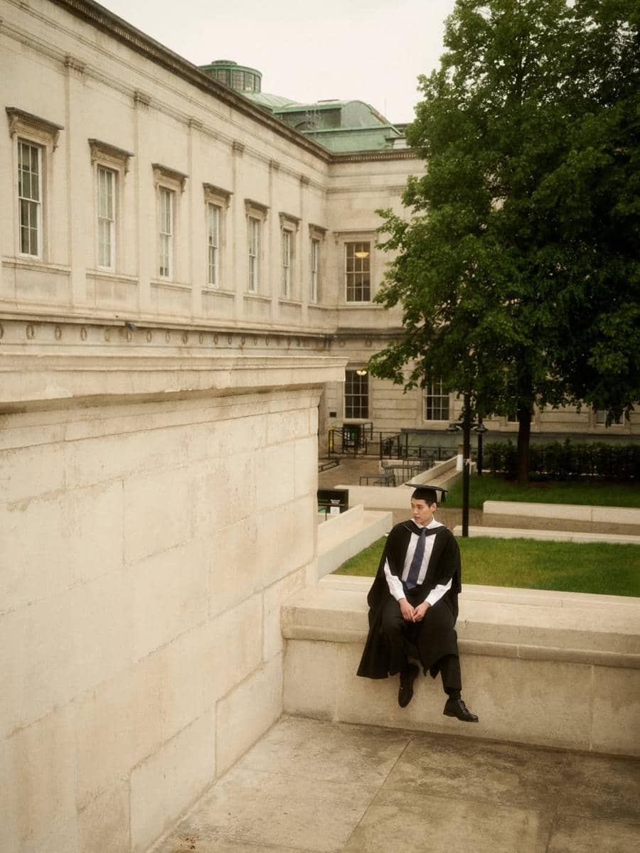 potret wisuda Billkin Putthipong dari University College London