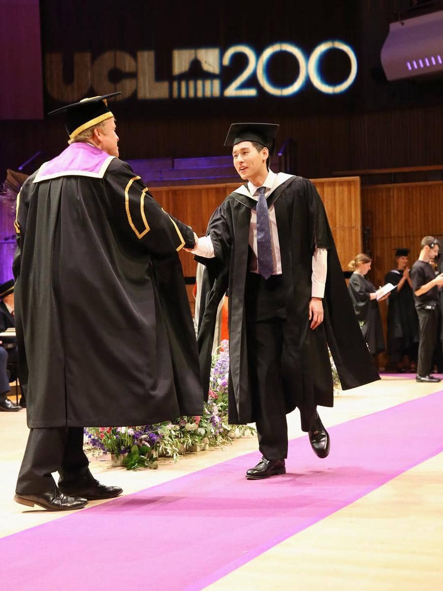 potret wisuda Billkin Putthipong dari University College London